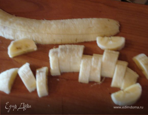 Очищаем бананы, разрезаем вдоль и нарезаем ломтиками.