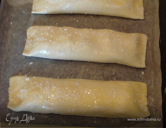 Противень выстилаем бумагой для выпечки, смазываем ее маргарином и на нее выкладываем рулетики. Запекаем их при температуре 200 гр. 15 минут.