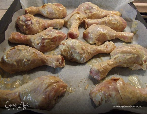 Выкладываем на противень, покрытый бумагой для выпечки, и отправляем в разогретую духовку (180-200С) на 40-50 минут