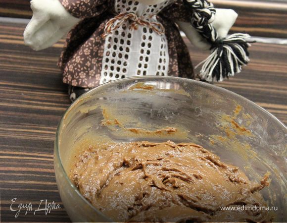 Миксером взбить сливочное масло, добавляя по-одному яйца. Затем добавить сметану, растопленный на пару шоколад, корицу,финиковое пюре, разрыхлитель и муку. Хорошо вымесить.