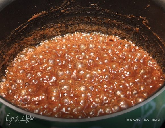 Готовим карамель:
В сотейник положить масло, сахар и сливки. Ставим на маленький огонь и, помешивая ложкой, ждем когда масса станет густой и приобретет характерный цвет карамели.