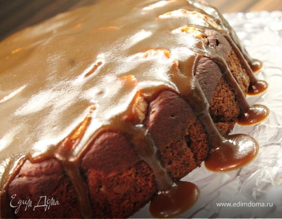 Готовый пудинг выложить на блюдо и полить сверху карамелью. Можно украсить дополнительно бананами и присыпать корицей.