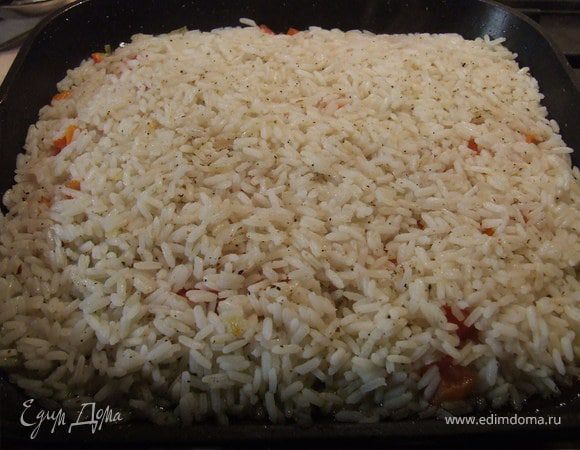 Добавляем рис к овощам и обжариваем еще минут 10