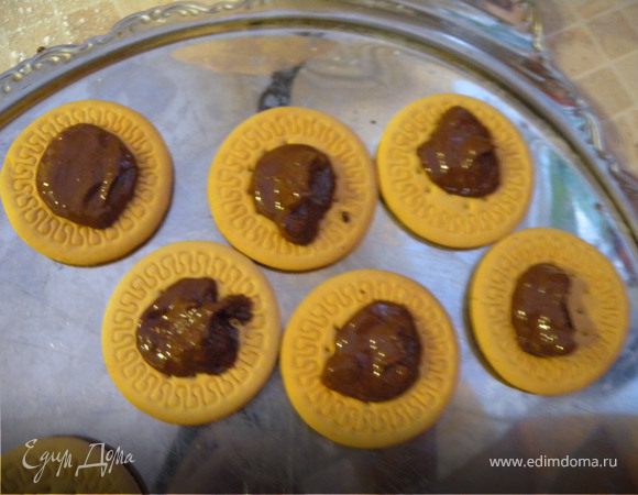 Шоколад (налить чайной ложечкой) +