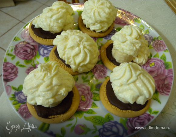 Поверх банана выдавить крем или положить его ложечкой...