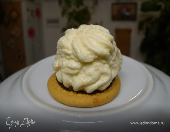 Можно сразу есть, но лучше отправить в холодильник на минут 10. 
Сначала ваши зубки впиваются в мягкий крем... банан...а потом - хруст холодного шоколада и печенья...ммм...