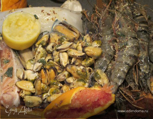 Морепродукты и рыбу разморозить и замариновать,  приготовив маринад: смешать сок лимона, сок апельсина, горчицу,соль, перец, олив.масло. 