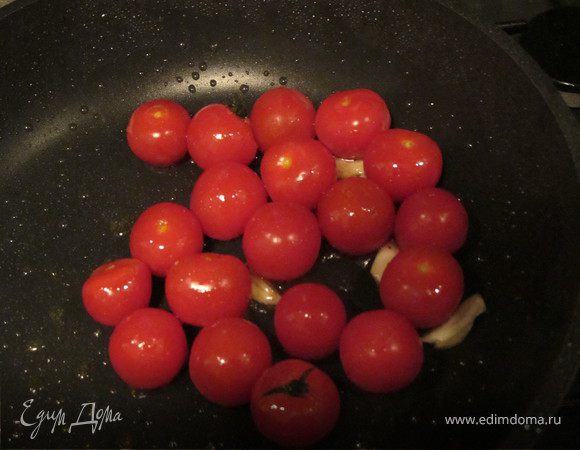Помидорки обжарить с чесноком. 