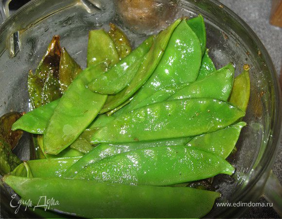 Стручки гороха тоже обжарить.