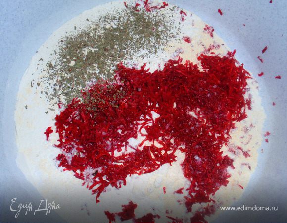 Разводим в трех кружечках дрожжи и сахар теплой водой. Даем постоять минут 20. Смешиваем в миске три муки с солью и травами. Трем на мелкой терке свеклу(чем свекла краснее, тем ярче получится тесто) Вливаем дрожжевую смесь и масло. Замешиваем тесто.