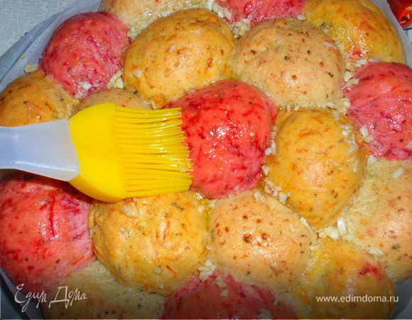 Если Вы любите с чесночком (как мы:)) : смешать в оливковом масле измельченный чеснок. Смазать готовый хлеб и отправить в духовку еще на пару минут.