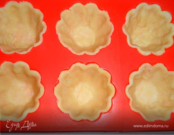 Муку и соль просеять в миску, сделать в центре углубление. Влить желток и маленькими кусочками добавить сливочное масло, вымесить тесто. (если тесто тяжело собирается, можно добавить 1 ст.л воды) Скатать тесто в шар и положить в холодильник минимум на 30 минут. Делим тесто на 6 частей и выкладываем в форму.