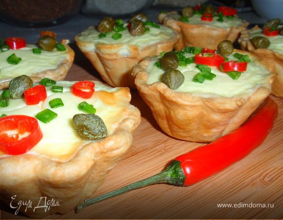 Выпекаем при температуре 180 градусов 15-20 минут. Творог протираем через сито. Добавляем яйца, соль, молоко и вымешиваем. Выкладываем начинку в тарталетки. Печь еще 20 минут.