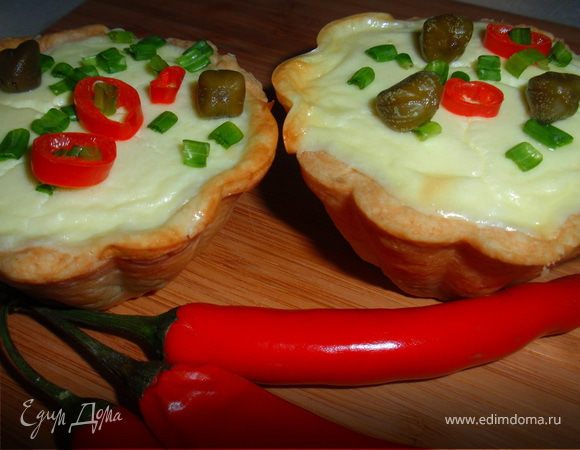 Украшаем тарталетки каперсами, луком и перцем. Приятного аппетита!!!