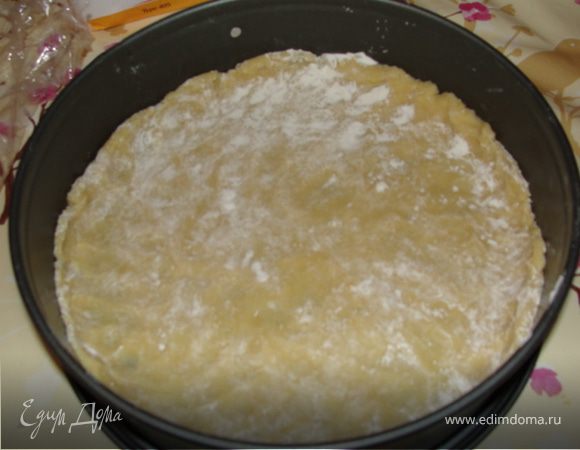 Из указанных ингредиентов приготовить тесто. Завернуть в пищевую плёнку и убрать на пол часа в холодильник. После уложить тесто  в предварительно смазанную маслом форму, разминая руками, делая при этом края высотой 2 см.