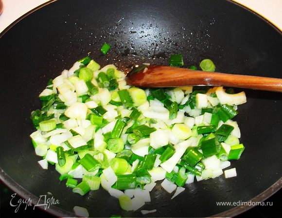 Помыть, почистить зелёный лук и порезать кольцами. Лук почистить и мелко порезать. Ветчину порезать кубиками.