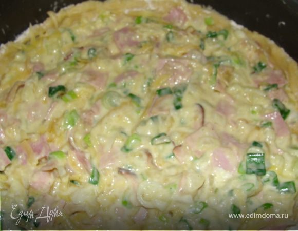 В сковороде разогреть оливковое масло и слегка обжарить лук. После присыпать мукой, влить сливки, добавить яйцо, ветчину, тёртый сыр и соль с перцем. Всё хорошо перемешать.