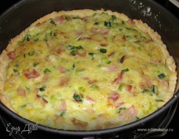 Укладываем начинку на подготовленное нами тесто. Выпекаем 25 минут в предварительно разогретой духовке при 180 градусах.