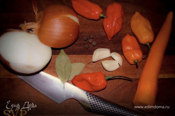 В сковороде потушить лук на медленном огне, пока не станет мягким. Добавить морковь с небольшим количеством воды и уксус. Доведите до кипения и снизить огонь, варить пока морковь не станет мягкой.