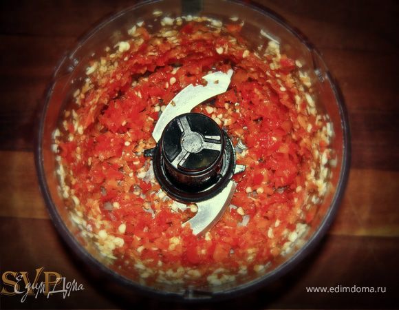 В блендере прокручиваем перцы с чесноком. Добавляем лук с морковью и ст л Оливково масла, прокрутить пока не станет гладкой массой.
Хранить в холодильнике не больше 2 месяцев.