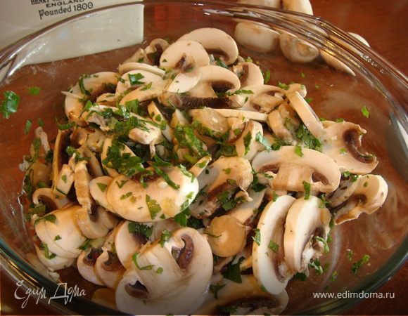 Шампиньоны замариновать заранее. Нарезать тонкими ломтиками, добавить все ингридиенты, перемешать и отправить в холодильник на ночь. Слить лишний сок в отдельную посуду. Также советую мариновать и целые грибочки небольшого размера и подавать как отдельную закуску, в этом случае достаточно поставить в холодильник на 3 -4 часа.
