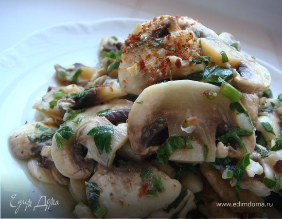 Мясо и овощи нарезать соломкой. На тарелку выложить листья салата, шампиньоны, мясо, сельдерей, соленые огурцы, редис. Сверху полить заправкой.
