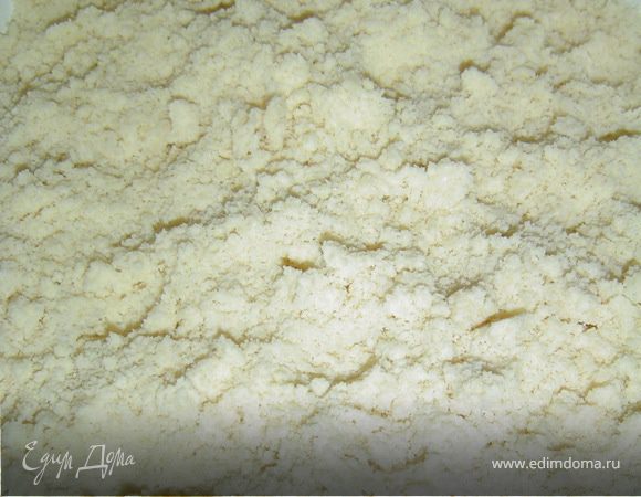 Начинаем с приготовления теста, для этого смешиваем муку, разрыхлитель, сахар,  натертое на терке замороженное сливочное масло. Все ингредиенты перетираем руками до образования крошки, это и есть наше тесто. 