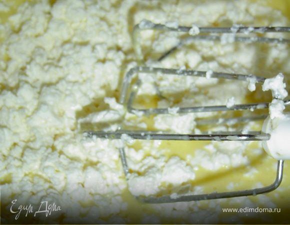 Для приготовления начинки взбиваем яйца с сахаром (и ванильным), затем соединяем с творогом и еще раз взбиваем.