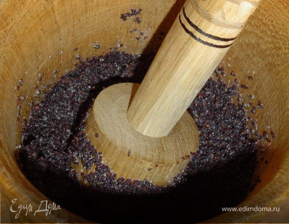 Мак растираем в ступке с небольшим кол-вом горячей воды и добавляем к творожной массе. 