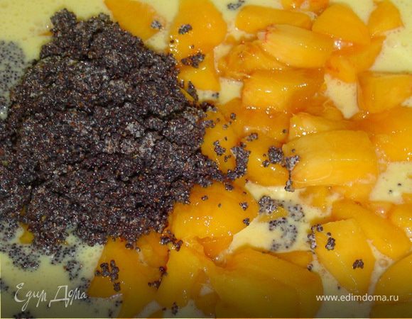 Абрикосы измельчаем и так же добавляем к начинке, все хорошенько перемешиваем. Не пугайтесь, начинка будет жидковатой.