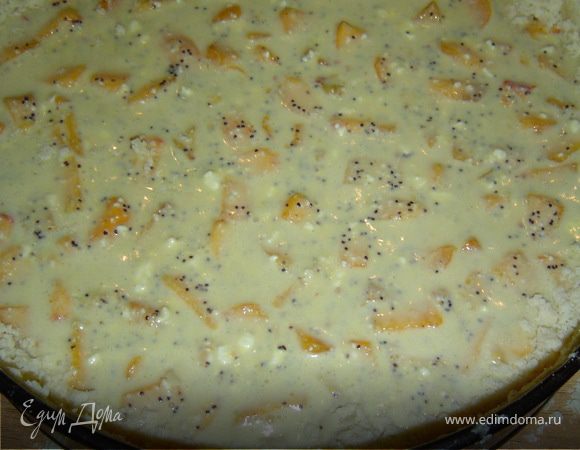 Подготовленную начинку выливаем в форму на тесто, а сверху засыпаем оставшейся крошкой.
 Выпекаем при температуре 180 гр. 50-60 мин.
