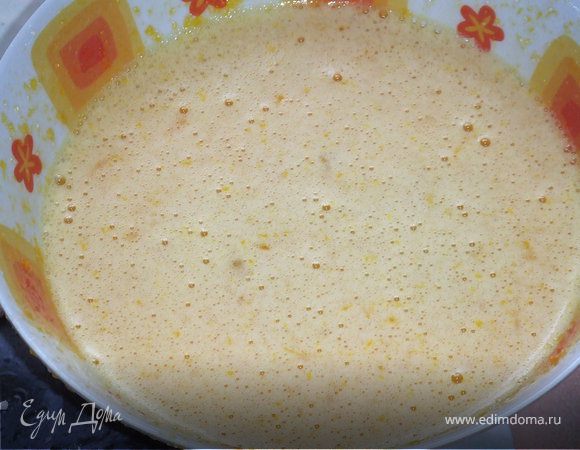 Яйца растереть с сахаром. 