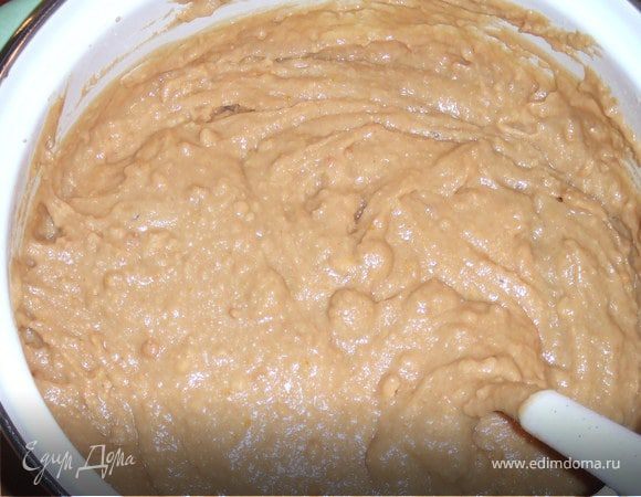 Печенье измельчить в блендере, добавить в яично-сахарную смесь. Полученную смесь залить молоком и варить постоянно помешивая, до загустения  массы, остудить.
