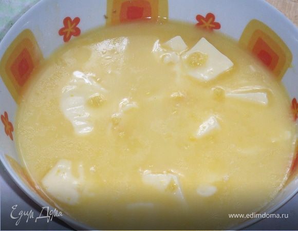 Сливочное масло выложить в тарелку.  Лимон натереть на мелкой терке, хорошо перемешать с сахаром.  Добавить массу и перемешать. 