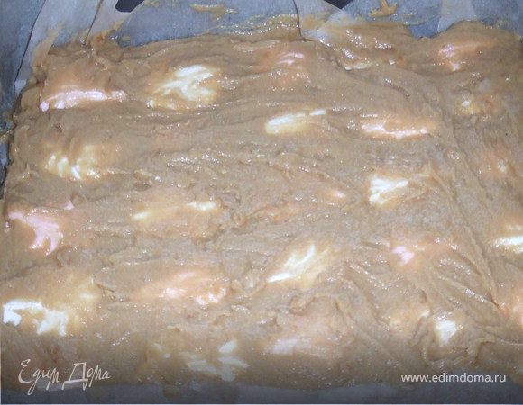 Разъемную форму выстелить пергаментной бумагой. Выложить слоями зефир, смазывая каждый слой кремом. Верх торта покрыть кремом.  Украсить по желанию.