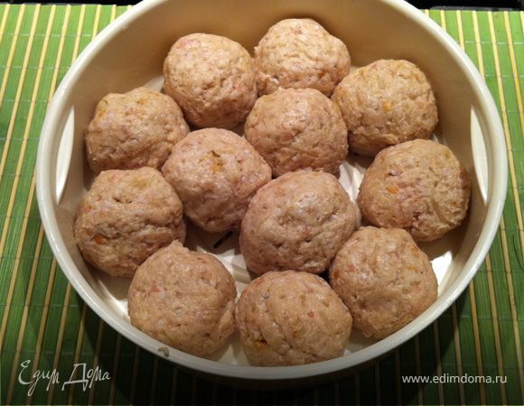 Сформируйте котлеты, выложите их в пароварку и готовьте 15 минут. Если нет пароварки, готовьте на пару в кастрюле.