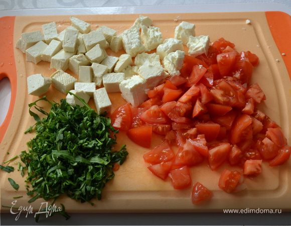 Помидоры порезать, овечий сыр покрошить, тофу нарезать квадратиками, руколу мелко нарезать (пару веточек оставить для украшения). 
