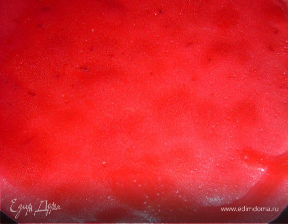 Выпекаем блины на горячей сковороде, смазанной растительным маслом, с обеих сторон.