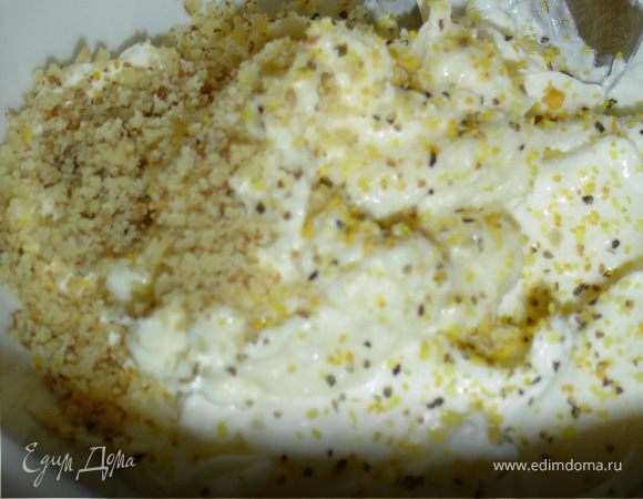 Для этого к творожному сыру добавляем хрен, перец, соль, измельченные орехи и перемешиваем до однородной массы.