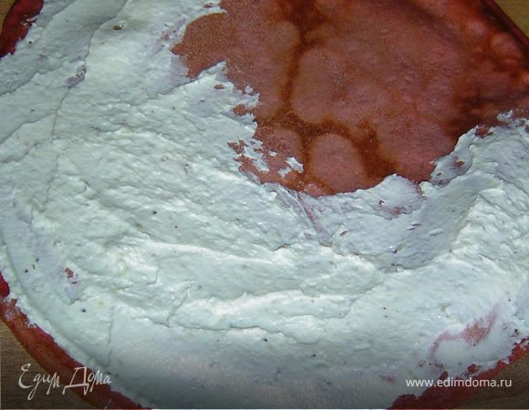 На блины наносим намазку, разравниваем. 