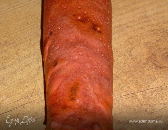 Сворачиваем блин рулетиком и отправляем в холодильник на полчаса, завернув в пищевую пленку. 