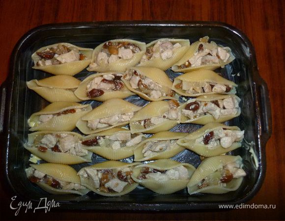 Куриное филе,лук,грибы режем и обжариваем . Ракушки отварить до полу готовности . Фаршируем ракушки и укладываем в форму . 