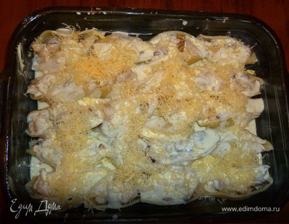 Сметану ,майонез ,сыр ,молоко смешиваем и заливаем ракушки .