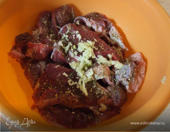Мясо нарезать на куски, добавить специи, мелкорубленный чеснок, соевый соус и оставить на 15-30 минут.