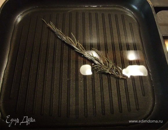 На сковороду наливаем растительное масло, кладем веточку розмарина и обжариваем мясо с 2-х сторон по 10 минут.