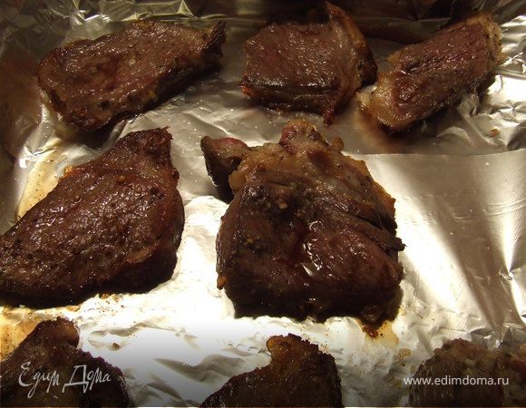 Мясо заворачиваем в фольгу и отправляем в духовку на 40-50 минут.