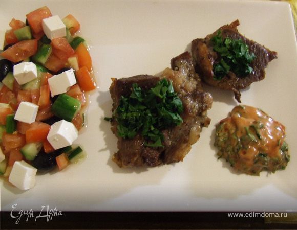 В качестве гарнира я приготовила греческий салат: помидоры, огурцы и сыр нарезать кубиками, добавить маслины, добавить соль, перец и заправить небольшим количеством оливкового масла.
Соус: смешать небольшое количество майонеза, добавить грузинский томатный соус Ткемали, мелкорубленную зелень и перемешать.