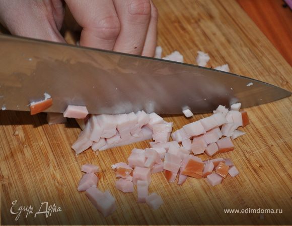 Из шампиньонов вынуть ножки, очистить шляпки чайной ложкой от пленок и прочих внутренностей.

Лук, грудинку и шинку, ножки от шампиньонов мелко-мелко нарезать и обжарить в растительном масле на сковороде до золотистого цвета