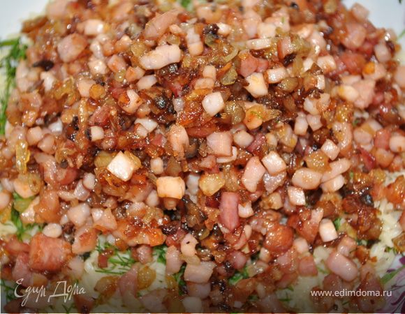 Пока смесь обжаривается, сыр натереть на мелкой терке, зелень мелко порубить.
Когда зажаренная смесь остынет, переложить ее к сыру и зелени, добавить майонез, перемешать.