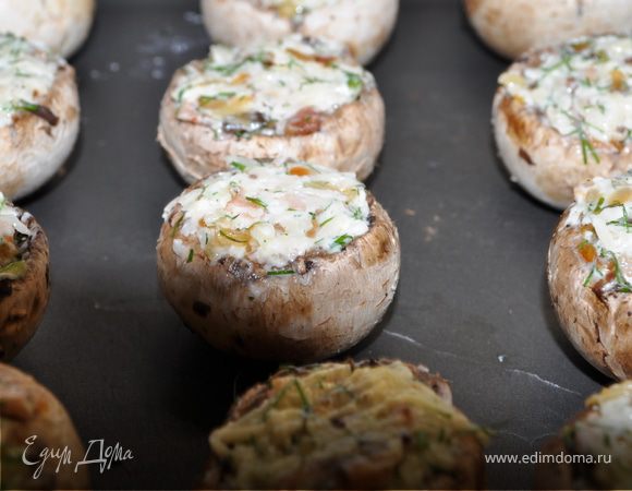 Разложить смесь по шляпкам, отправить в духовку на 25 мин при 160*.